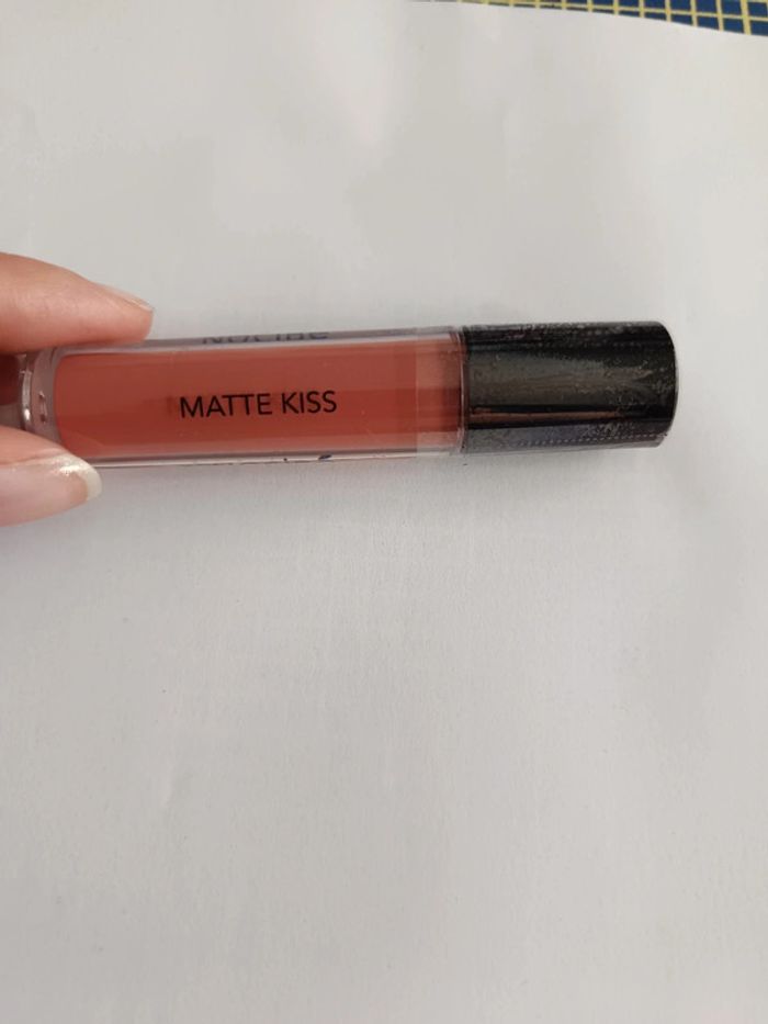 Rouge à lèvre Nocibé matte kiss nude neuf