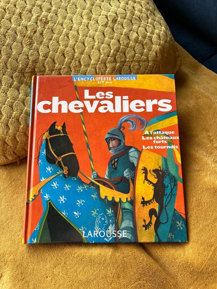 L encyclopédie Larousse les chevaliers