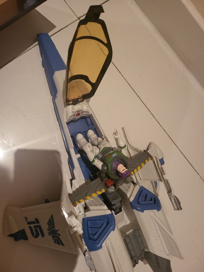 Grand vaisseau Buzz l’Éclair et figurine - photo numéro 7