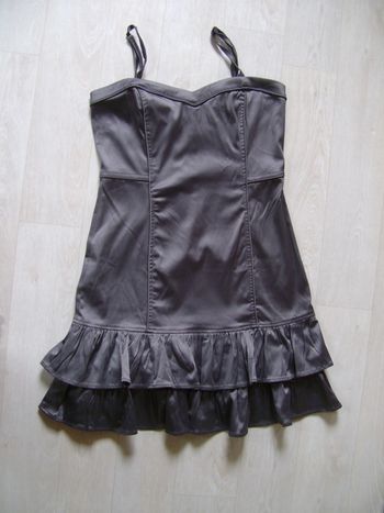 Robe grise satinée à volants taille 42 mais taille 40