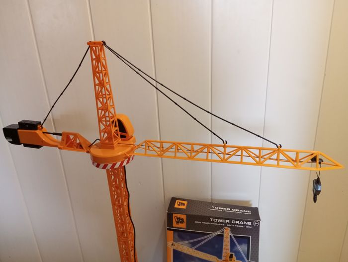 Grande grue en jouet. - photo numéro 2