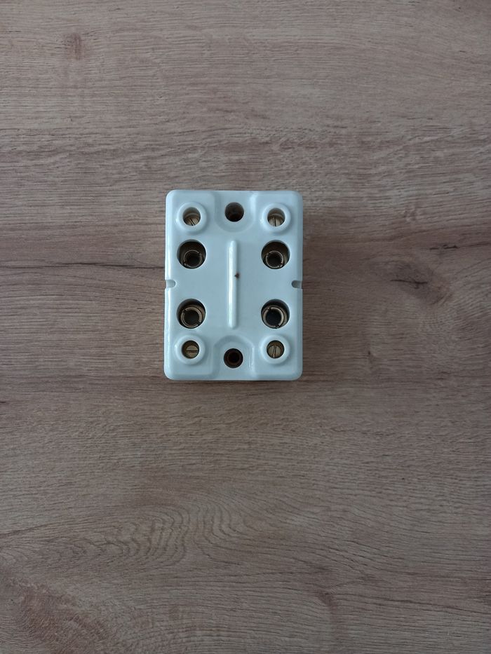 Domino ancien en ceramique et laiton.