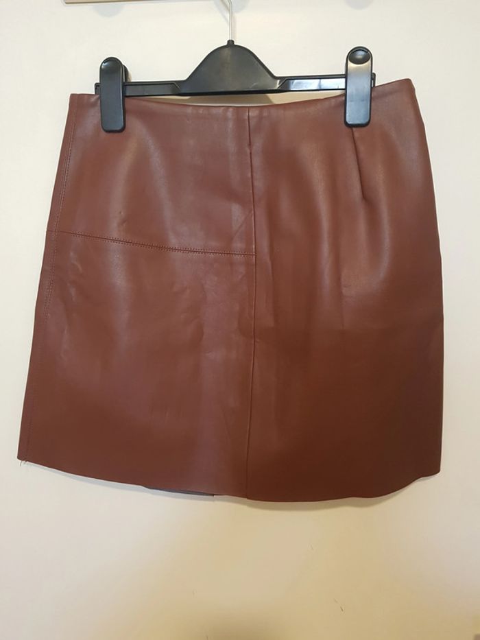 mini jupe en simili cuir marron - photo numéro 8
