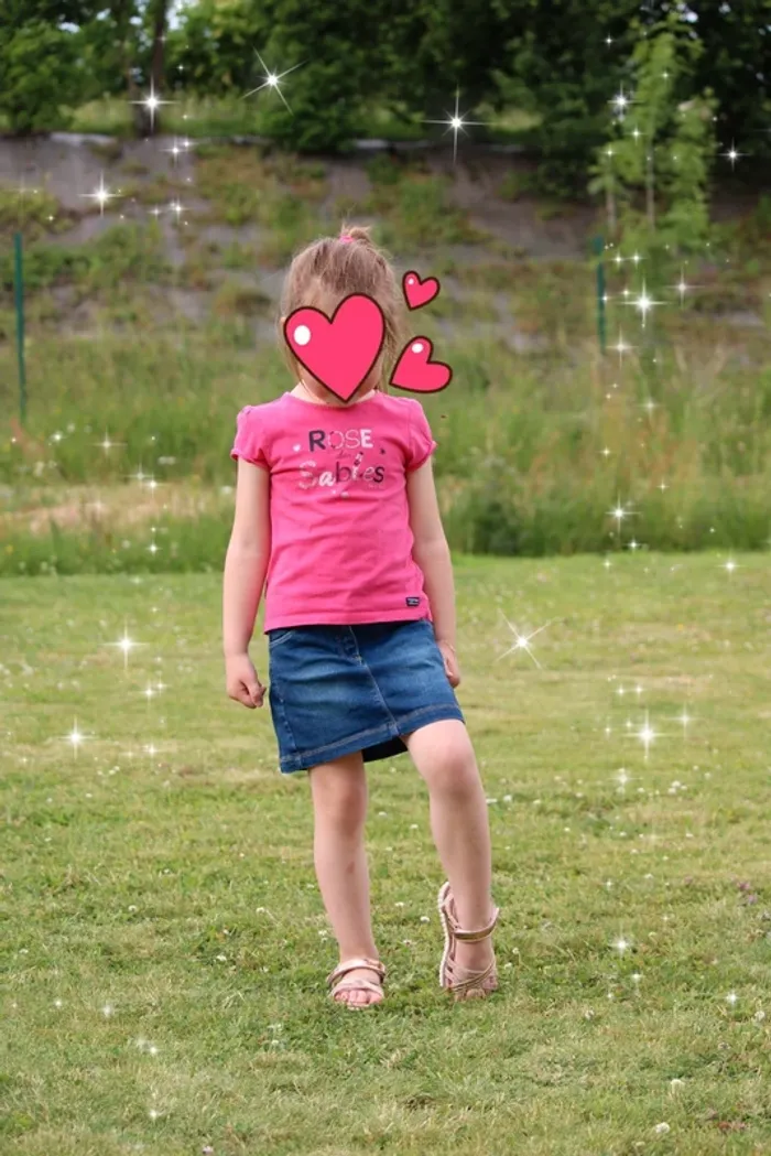 Lot de 2 t-shirts+ une jupe taille 5 ans. - photo numéro 3