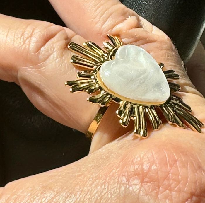 Grosse bague grand cœur nacré soleil rayon acier inoxydable or habaha Paris - photo numéro 3