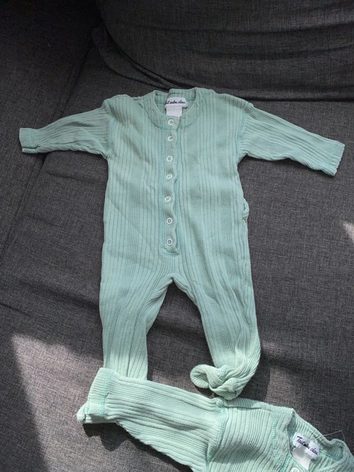 2 pyjamas identiques - photo numéro 3