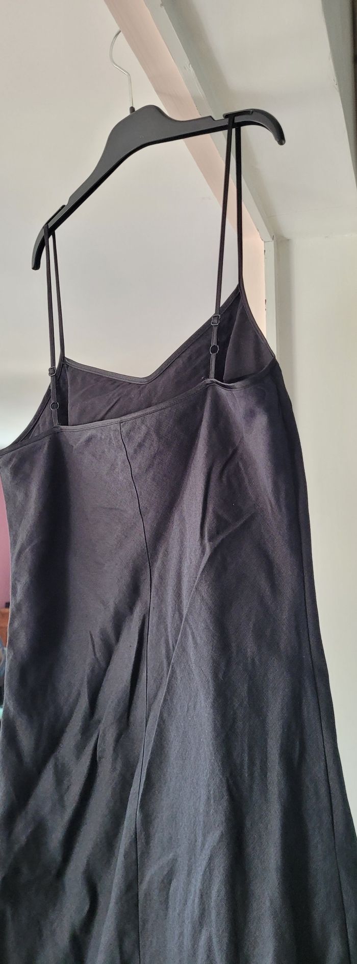 Robe noire à fines bretelles - photo numéro 4