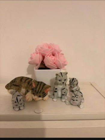 Figurine chat avec chatons 📍