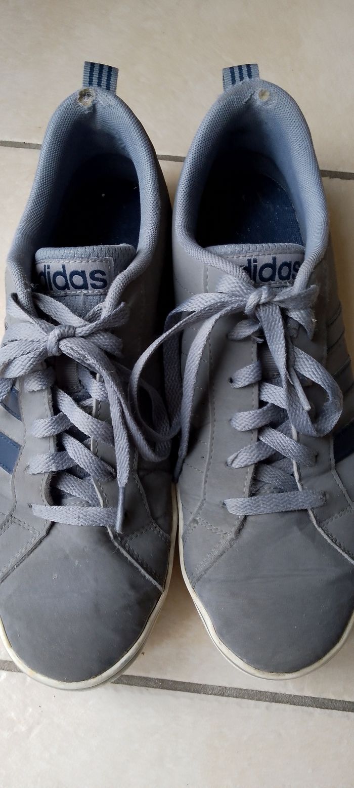 Jolie basket Adidas grises  bandes bleues marine 41,5 . Bon état. Usées en haut du talon voir photo. Pliure au niveau des orteils. - photo numéro 5