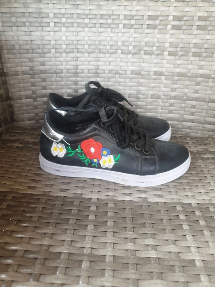 Sneackers à fleurs brodées - photo numéro 3