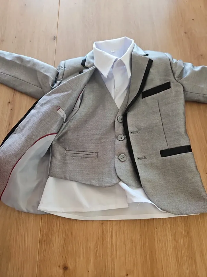 Costume 4 pièces 3 ans - photo numéro 2