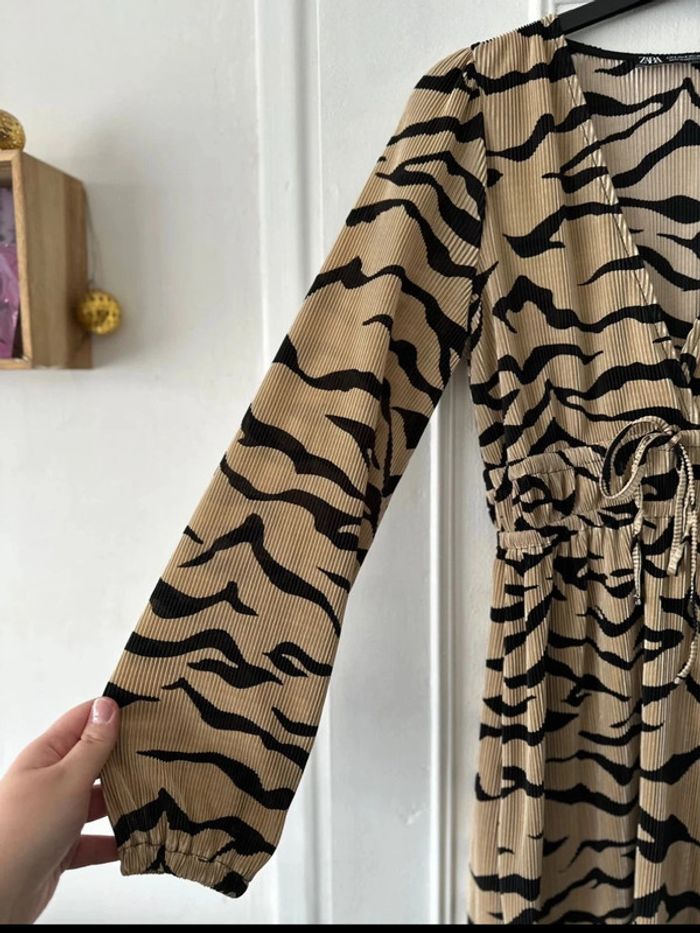 Robe courte manches longues imprimé zébré beige noir taille S ZARA - photo numéro 4