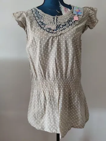 Blouse beige manches courtes crochet et soie
