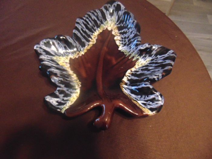 Plat / coupelle Vallauris vintage en forme de feuille - photo numéro 3