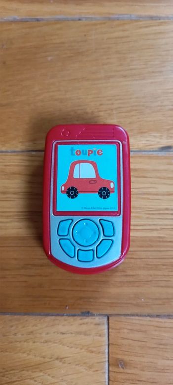 Téléphone à clapet rouge avec voiture toupie