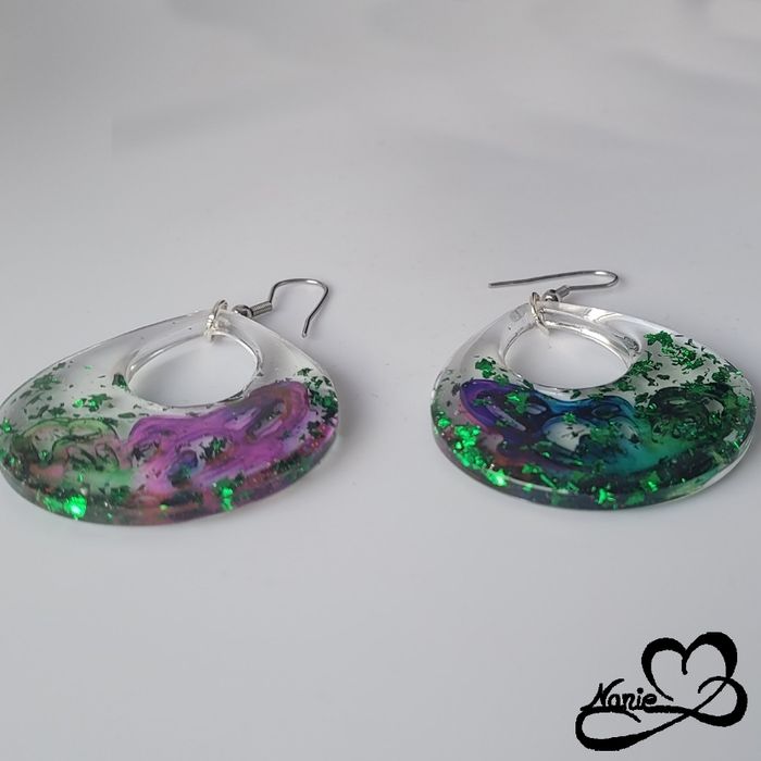 Boucles d'oreilles transparentes avec des papillons colorés et des feuilles vertes - photo numéro 5