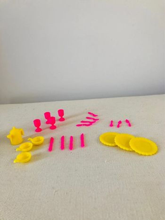 Lot accessoires vaisselle barbie couvert rose jaune
