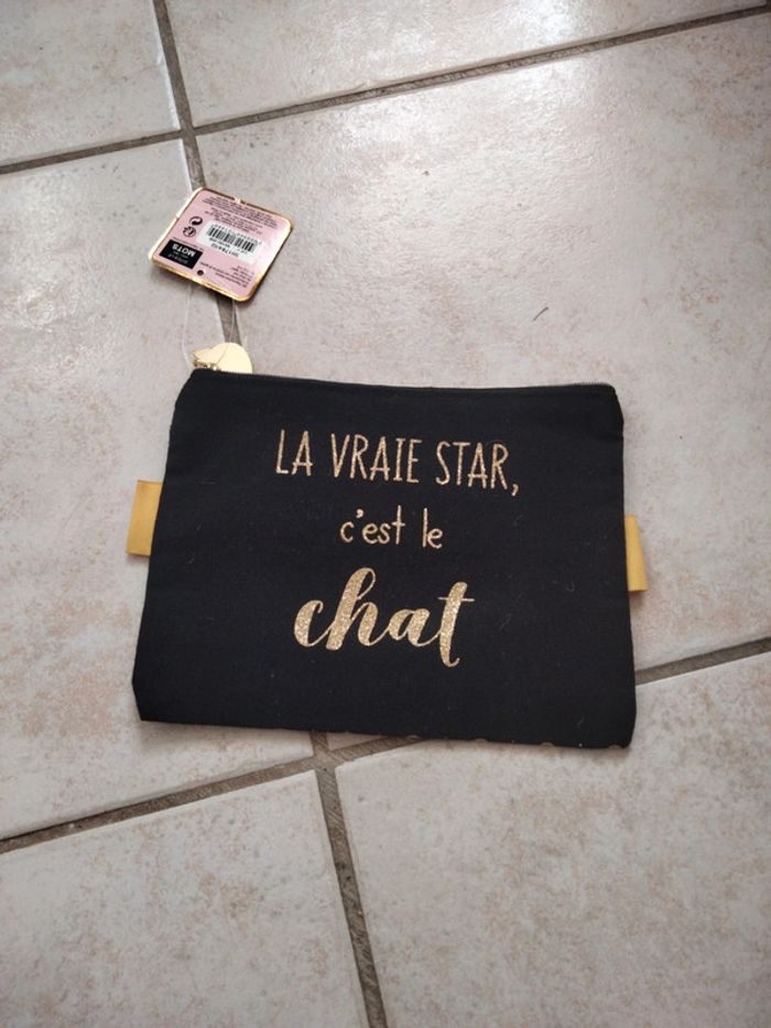 Trousse la vraie star c'est le chat