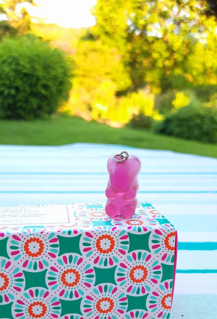 Pendentif nounours fushia résine