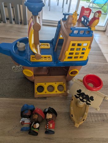 Vend lot de bateaux pirates avec 3 figurines
