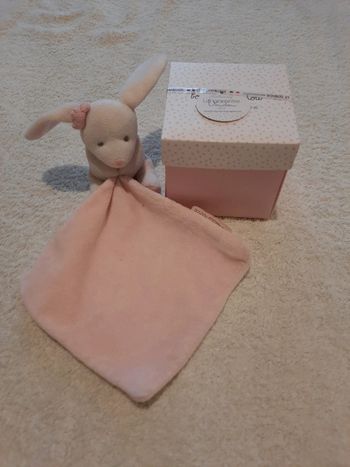 Doudou lapin rose dans sa boîte