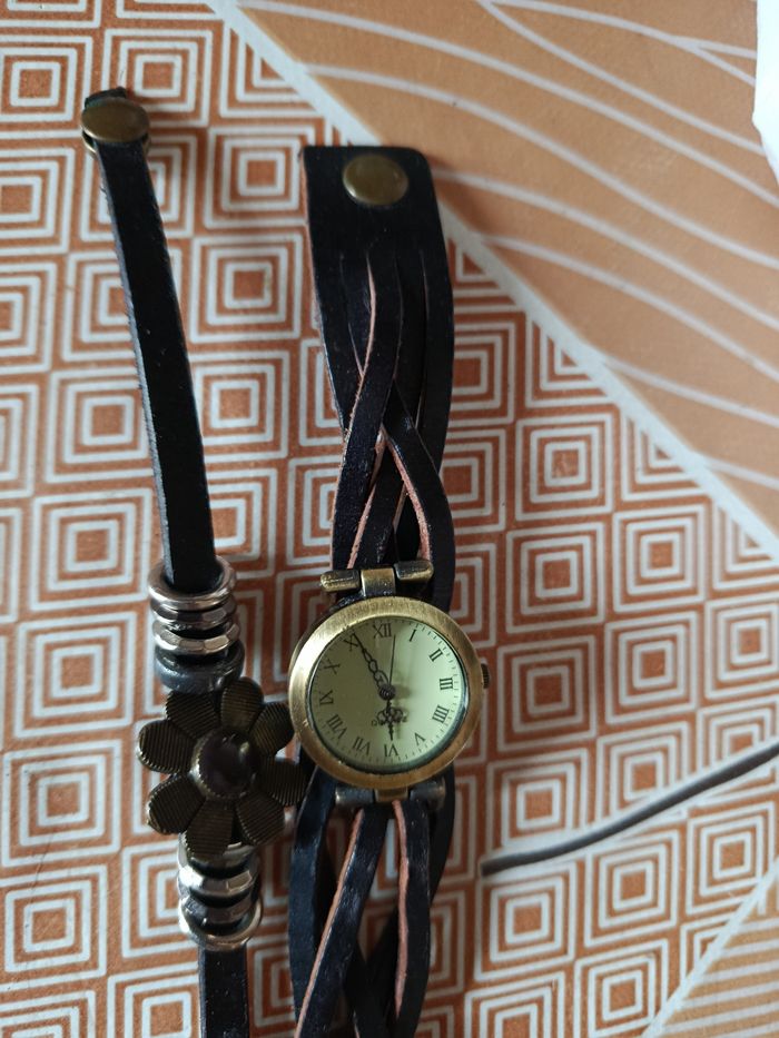 Montre femme bracelet en cuir - photo numéro 2