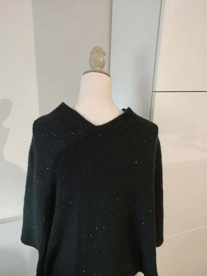 Poncho noir avec petits sequins (discrets) - excellent état - photo numéro 6