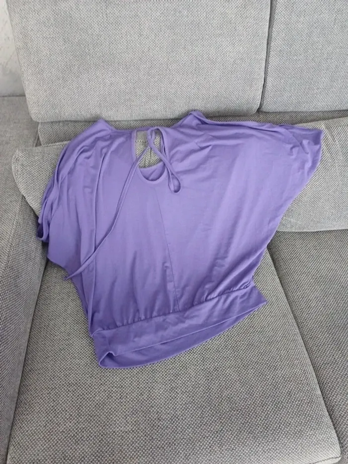 Joli haut violet avec ouverture sur les manche taille 40 - photo numéro 3