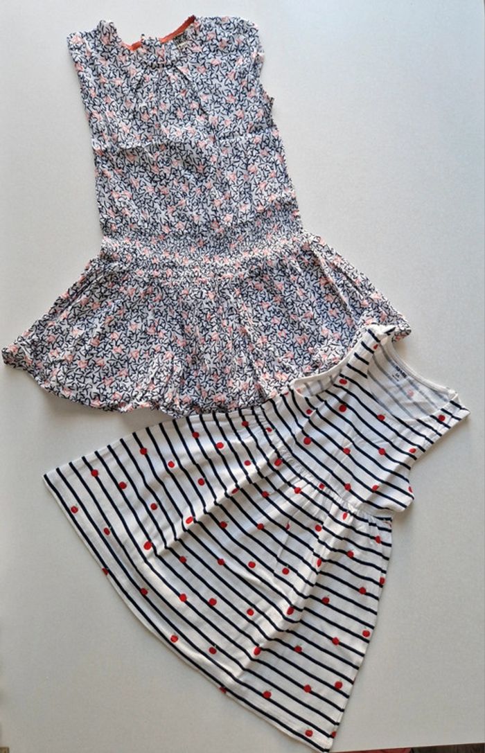 Lot de 2 robes été 5 ans mais petite tâche