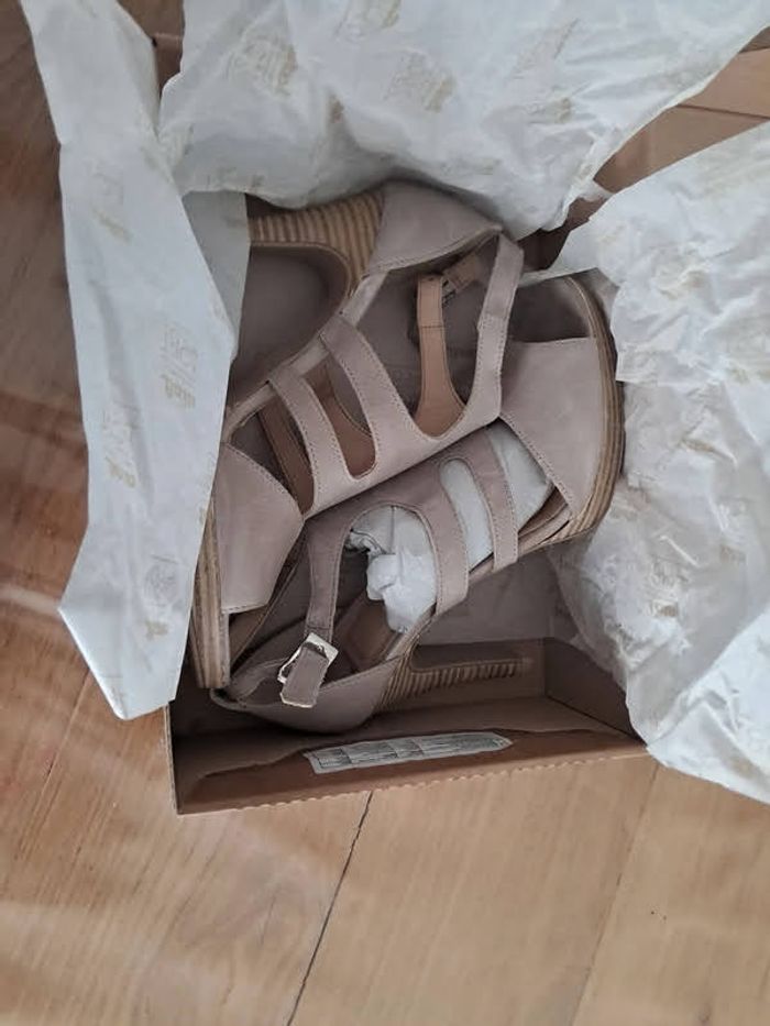 Sandales a talons BATA neuves - photo numéro 5
