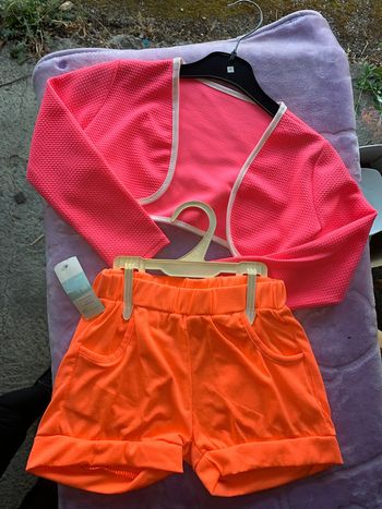 Lot 1 gilet top court, 1 short, 4 ans fille ete fluo