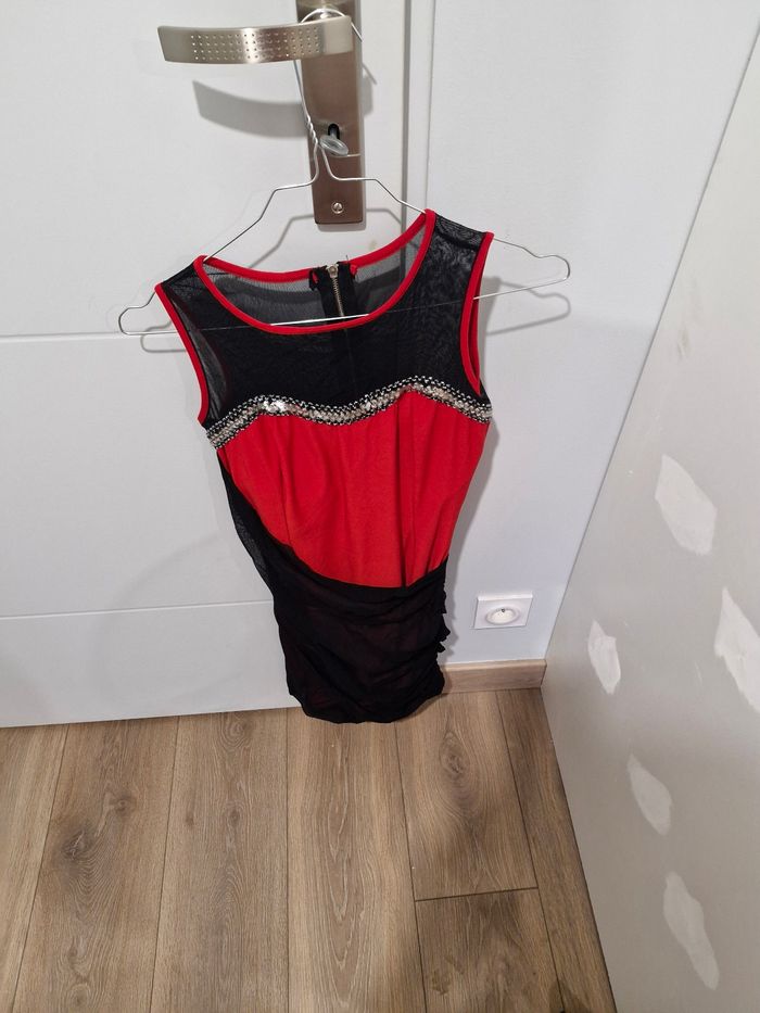 Tunique rouge et noire