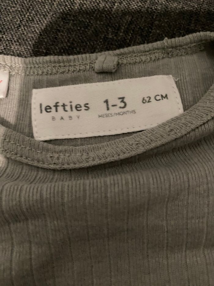 Lot bodies et pantalon - photo numéro 3