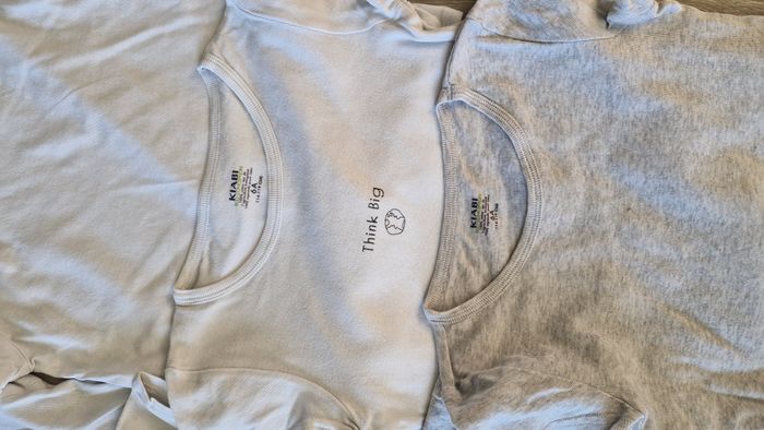 Lot de 6 maillots de corps manche courtes. Taille 6 ans. - photo numéro 2