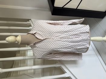 Chemise Uniqlo crème à pois noirs
