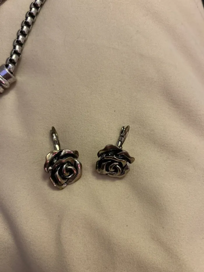 Gros collier en acier assez lourd avec ses boucles d’oreilles - photo numéro 4