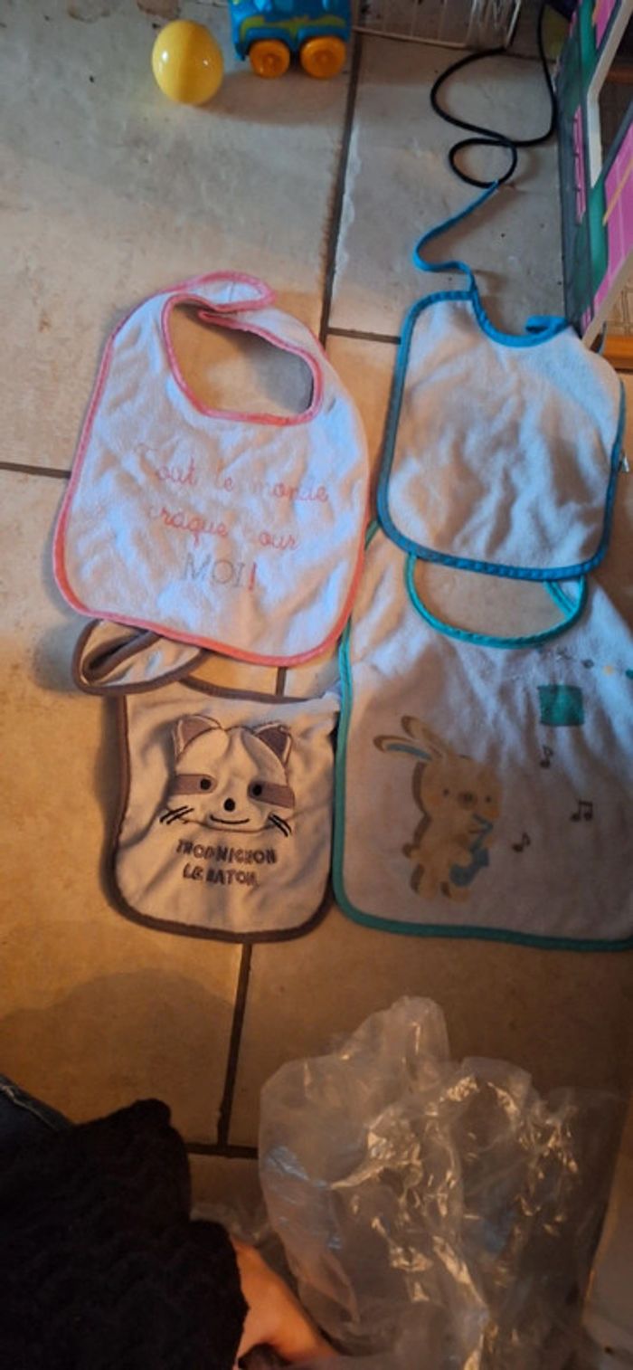 Lot de 4 bavoir - photo numéro 1