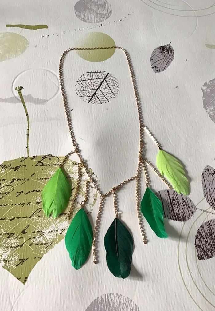 Collier fantaisie avec plume verte bicolore
