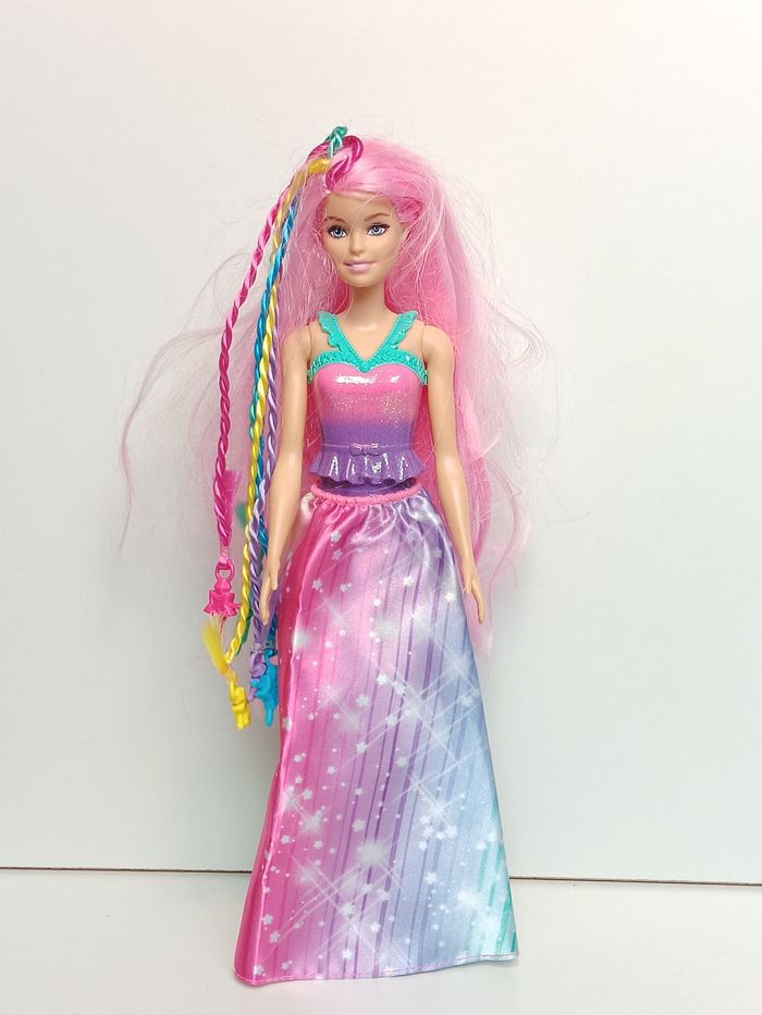 Poupée mattel barbie cheveux rose et tresses
Poupée et ensemble compris