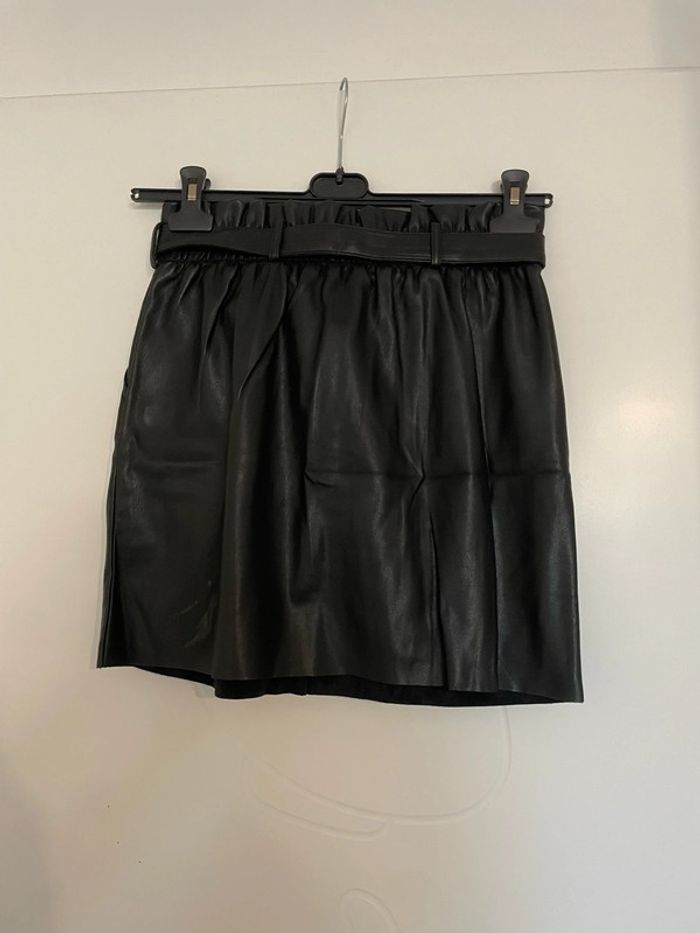 Jupe courte noir taille haute élastique en similicuir avec ceinture Etam taille 34 - photo numéro 4