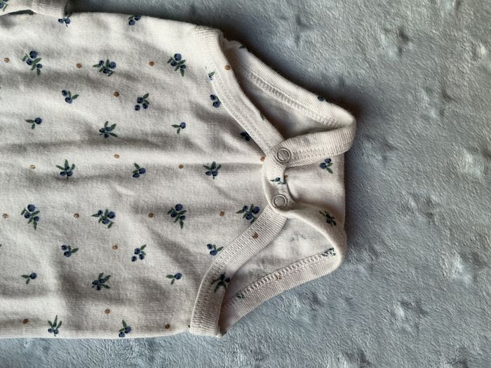 sous pull body manches longues blanc motifs fleurs bleu 3 mois kiabi - photo numéro 4