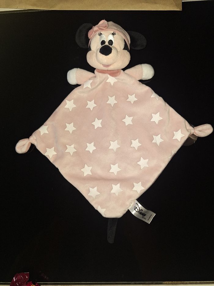 Doudou plat Souris Minnie rose avec étoiles  blanc phosphorescent DISNEY