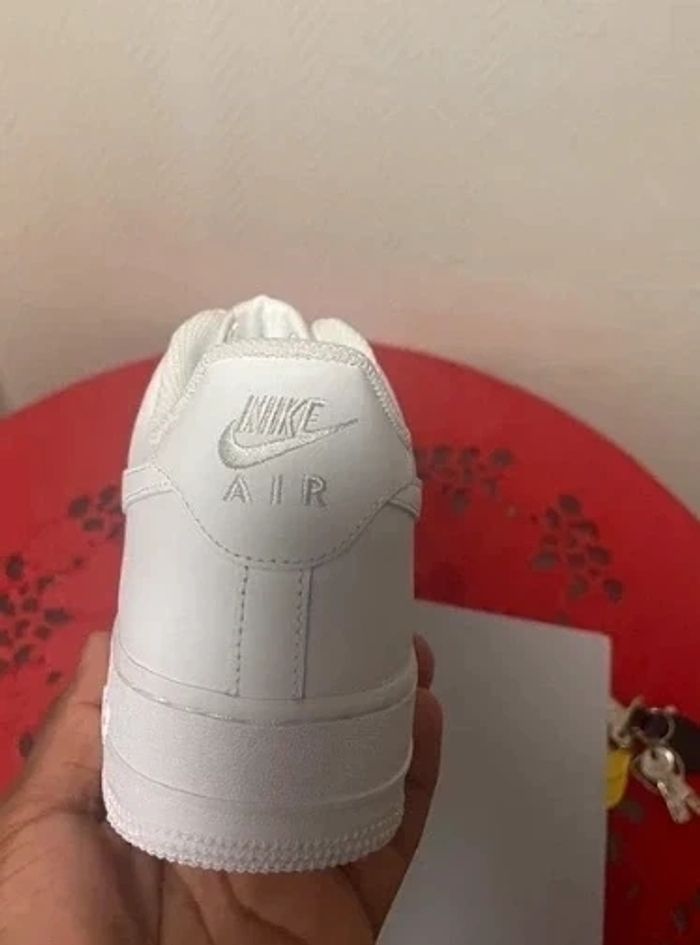 Nike Air Force 1 Low '07 White taille 42 - photo numéro 3