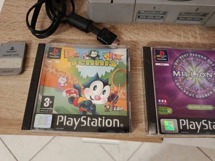 PlayStation 1 avec manette câbles carte mémoire 2 jeux - photo numéro 4