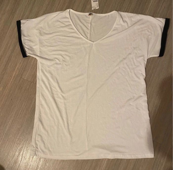 Tee shirt blanc avec détail noir