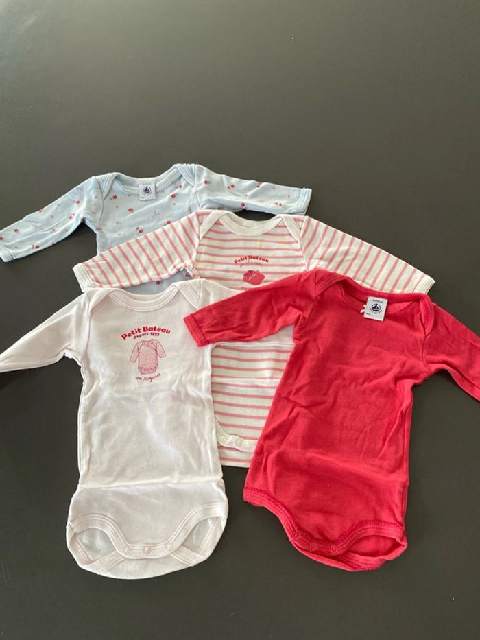 lot de 4 bodies petit bateau en 3 mois