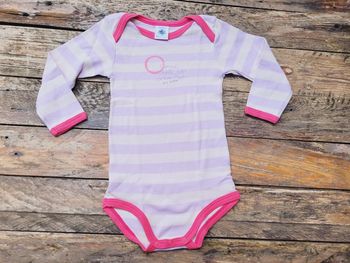 Superbe bodie Petit Bateau 🚢  beige rayé mauve, touche fuchsia, 12 mois (1 an)