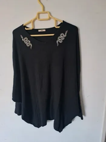 Pull noir Manches chauve-souris perle serpent