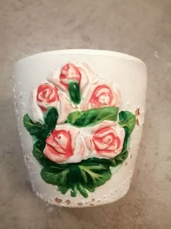 pot ou vase blanc et fleuri