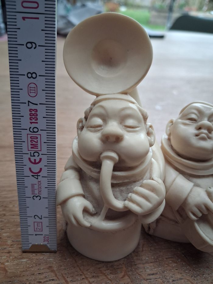 Bustes en albâtre, moines et instruments de musique - photo numéro 10